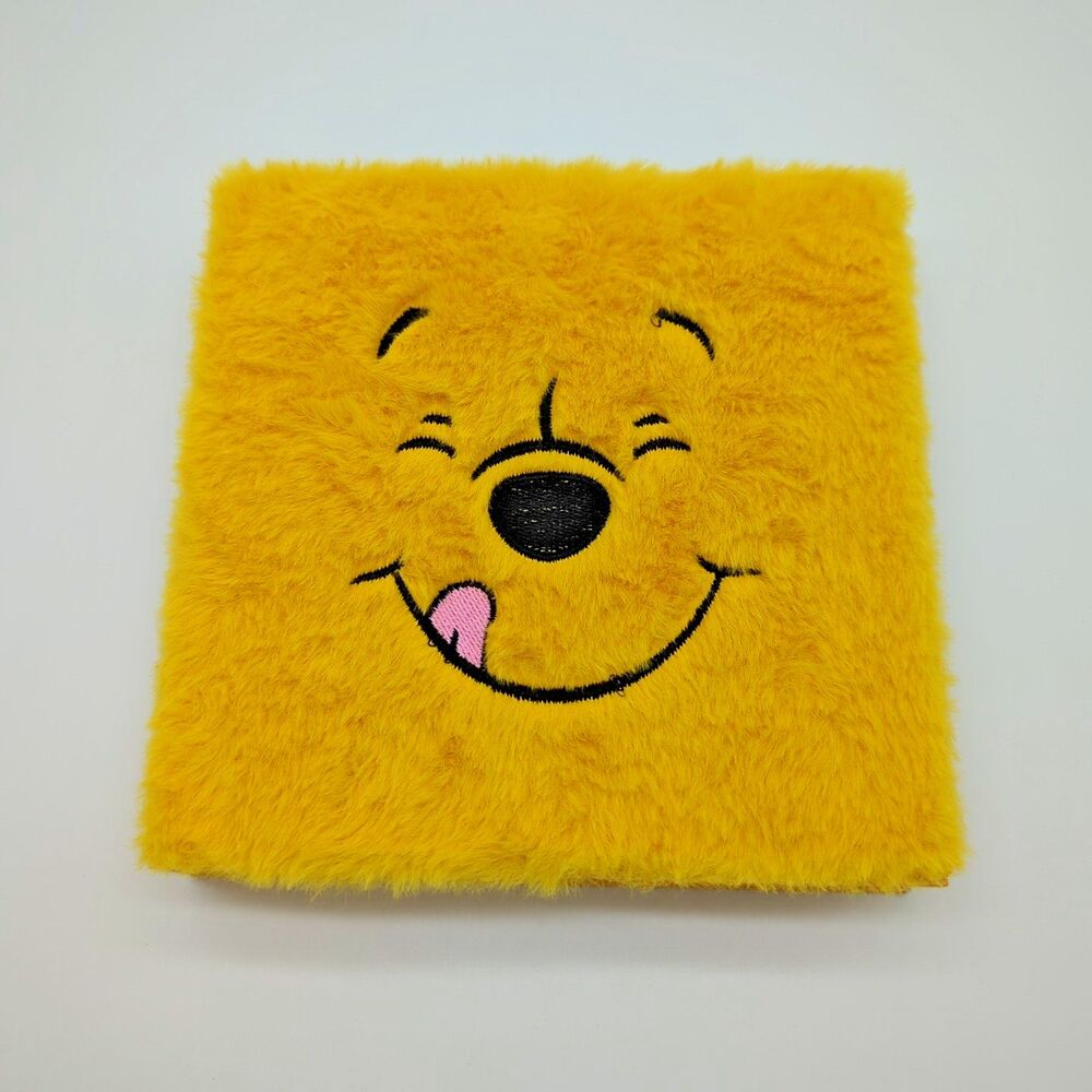 Winnie The Pooh Women's Fuzzy Socks Size 4-10 In Reusable Fuzzy Pooh Box NEW